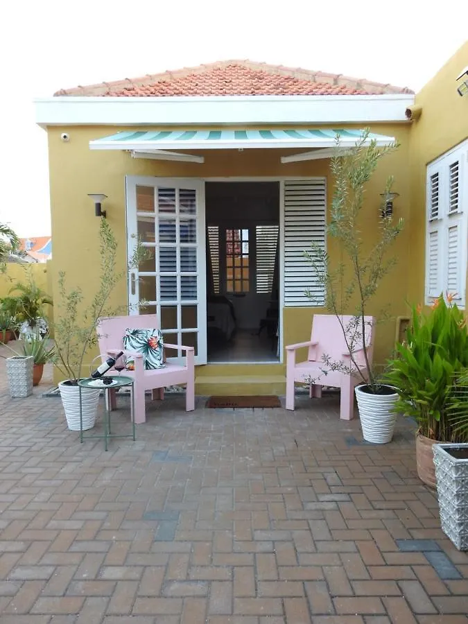 Historic Building The Palm Backyard Studio-Apartment Willemstad, Curacao Feel Home Away From Home شقة يلمستاد